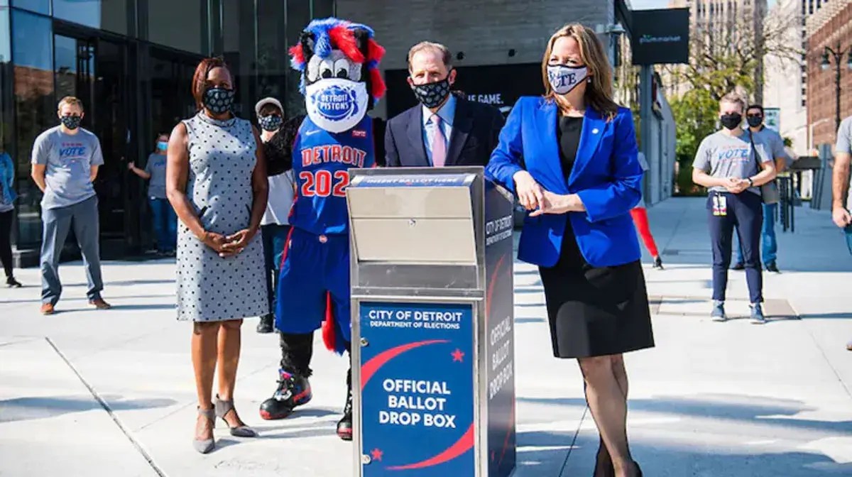 Officials gathered with the Pistons mascot, Hooper, around an official ballot box
